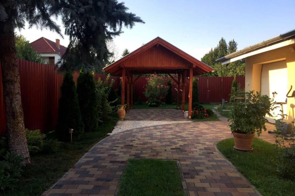 Green Garden Apartment Ingyenes Zart Parkoloval Segedyn Zewnętrze zdjęcie