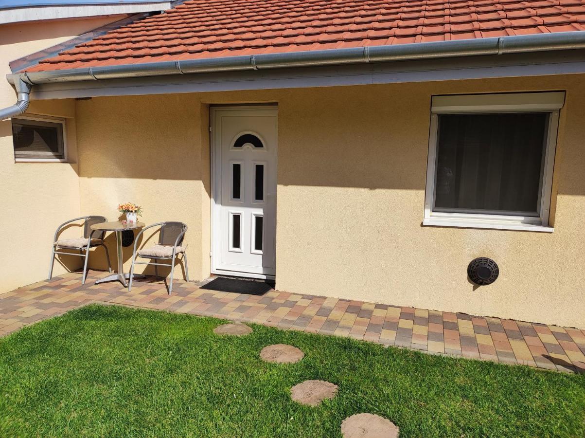 Green Garden Apartment Ingyenes Zart Parkoloval Segedyn Zewnętrze zdjęcie